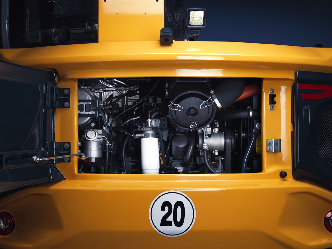 De nieuwe HW100A is de nieuwste aanvulling op onze A-serie graafmachines en is uitstekend gepositioneerd in het populaire 10-tons-segment. Hij biedt een hogere productiviteit in stedelijke bouwlocaties waar de ruimte beperkt is en lage emissies belangrijk zijn.